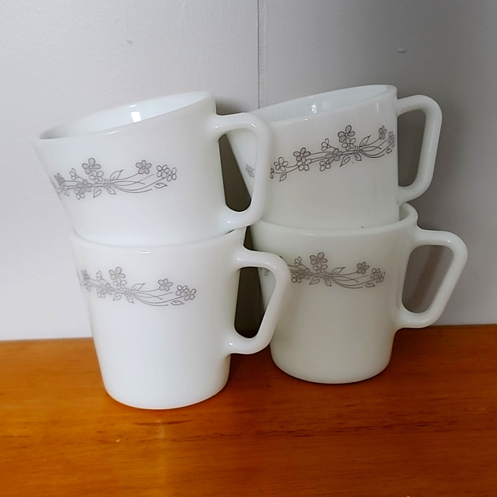 PYREX 1410 Tea Cups Set of 4